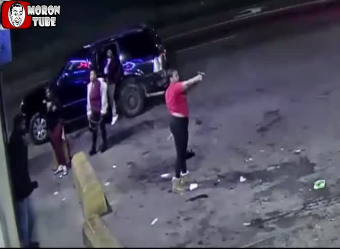 Video: She fires at passing automobiles in order to urinate in silence!